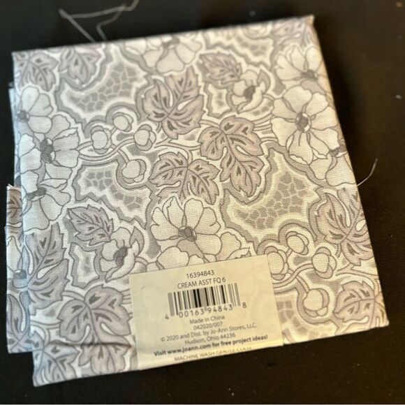 NEW Gray Floral Fat Quarter 18” x 21” - Picture 3 of 3